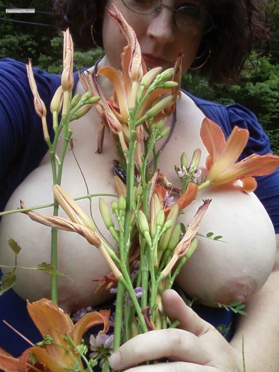 Mein Extrem grosser Busen Topless Selbstporträt von Peachesncream